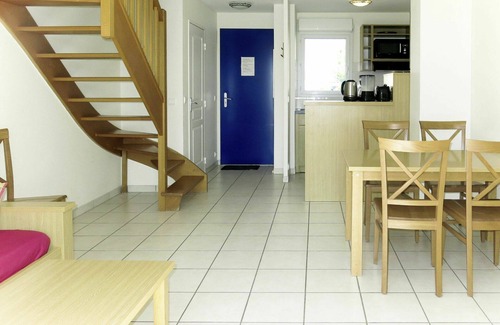 Azay-le-Rideau House | Nice apartment in villa for 6 guests with pool, WIFI, TV, terrace, pets allowed and parking