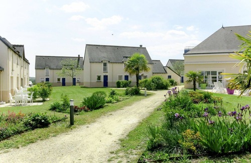 Azay-le-Rideau House | Nice apartment in villa for 6 guests with pool, WIFI, TV, terrace, pets allowed and parking