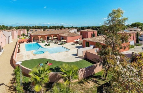 Saint-Christol House | Nice apartment in villa for 4 people with WIFI, pool, TV, terrace, pets allowed and parking