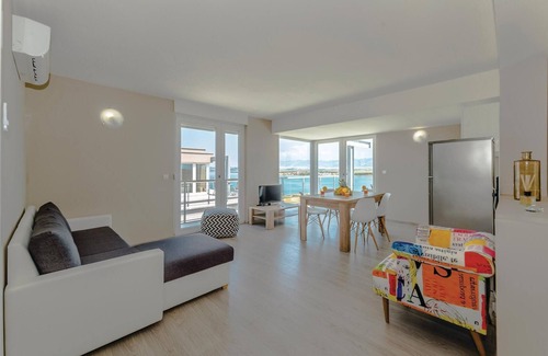 Povljana Apartment | Nice apartment in Povljana with WiFi