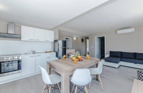 Povljana Apartment | Nice apartment in Povljana with WiFi