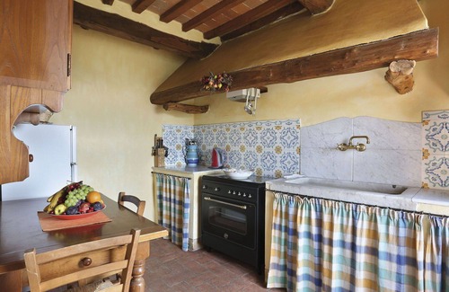 Cascine-La Croce Villa | Nice apartment in villa for 6 people with WIFI, pool, TV, patio and pets allowed