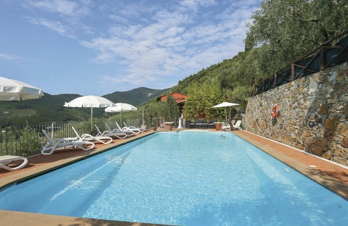 Cascine-La Croce Villa | Nice apartment in villa for 6 people with WIFI, pool, TV, patio and pets allowed