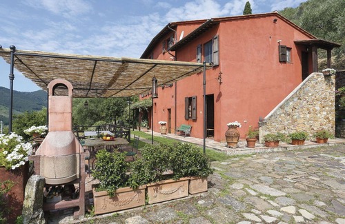 Cascine-La Croce Villa | Nice apartment in villa for 6 people with WIFI, pool, TV, patio and pets allowed