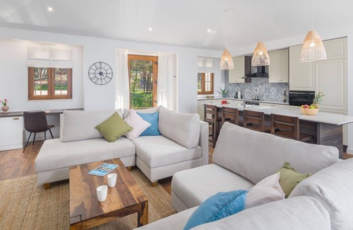 Bale House | Nice apartment in villa with WIFI, private pool, A/C, hot tub, TV, terrace and pets allowed