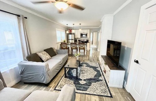 Tremont Apartment | Nice Apartment next to Christmas Story House