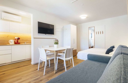 Strunjan Apartment | Nice apartment with pool, WIFI, A/C, TV, terrace, pets allowed, panoramic view and parking