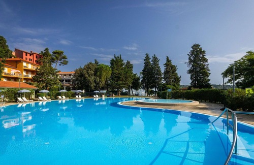 Strunjan Apartment | Nice apartment with WIFI, A/C, pool, TV, terrace, pets allowed, panoramic view and parking