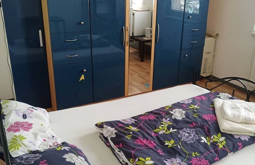 Vienna Bed & Breakfast | Nice, bright room with a double bed and a desk