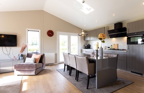 Cromvoirt Ski Chalet | Nice chalet with dishwasher