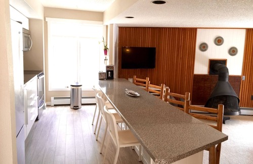 Park Forest Estates Condo | NICE CONDO! Great Location, Reviews, Hot Tub, 2 Bd, Walk or free bus to ski!
