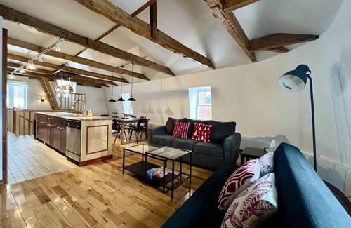 Saint-Jean-Baptiste Apartment | Nice condo with mezzanine floor and terrace.