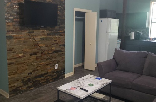 Crosstown Apartment | Nice Cozy Bungalow 10 minutes from downtown!