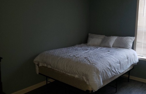 Crosstown Apartment | Nice Cozy Bungalow 10 minutes from downtown!