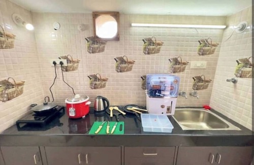 Basheerbagh Apartment | Nice great CoupleFriendly family rooms
