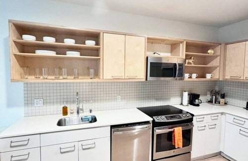 Atwater Village Apartment | Nice Hollywood Blvd. Apartment with FREE PARKING