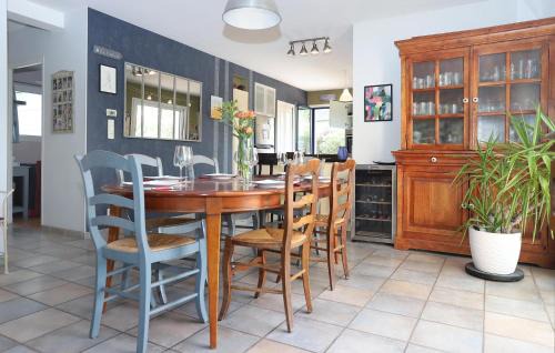 Montreuil-sous-Perouse House | Nice Home In Montreuil-Sous-Pérouse