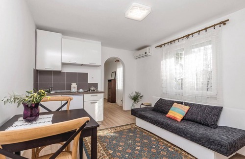 Opric House | Nice home in Ika with kitchen