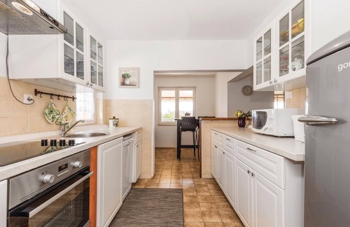 Opric House | Nice home in Ika with kitchen