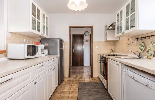 Opric House | Nice home in Ika with kitchen