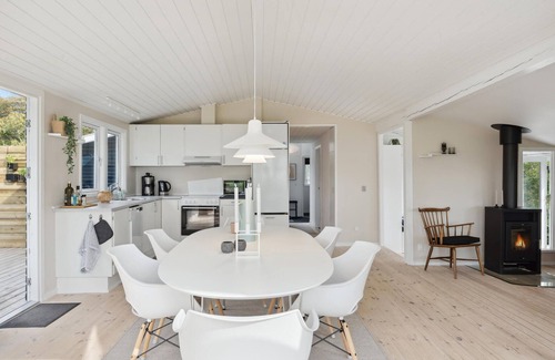 Juelsminde House | Nice home in Juelsminde with kitchen