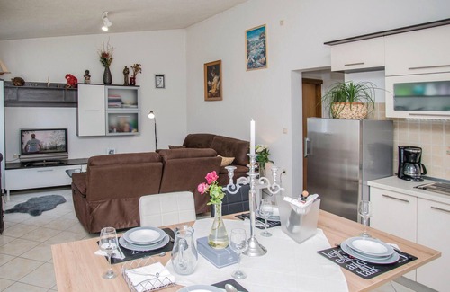 Central Dalmatia House | Nice home in Kresevo Brdo with kitchen