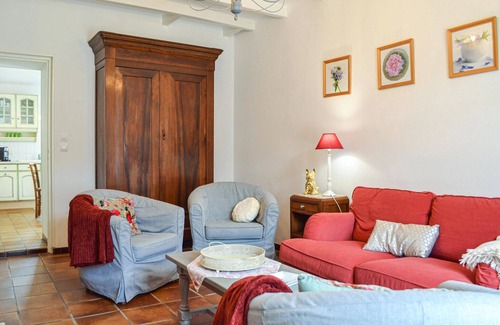 Laruscade House | Nice home in Laruscade with WiFi