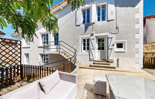 Suris House | Nice Home In Terres-De-Haute-Charen