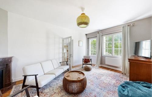 Suris House | Nice Home In Terres-De-Haute-Charen