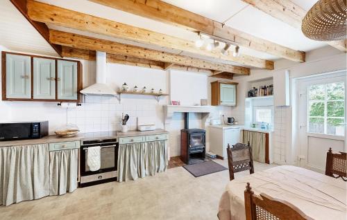 Suris House | Nice Home In Terres-De-Haute-Charen