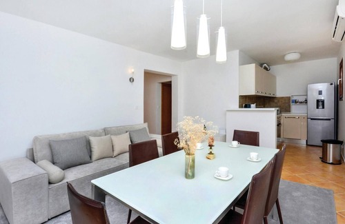 Zrnovnica House | Nice home in Zrnovnica