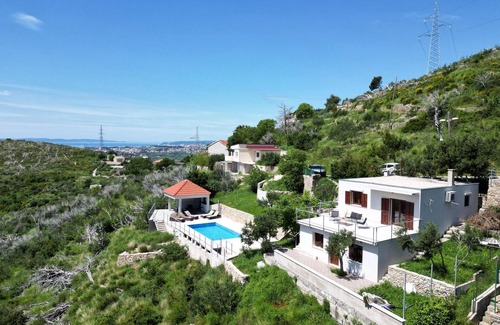 Zrnovnica House | Nice home in Zrnovnica