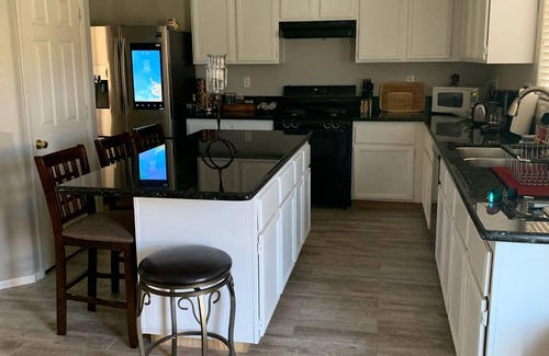 Sunrise Manor House | Nice Location, 12 min to the strip