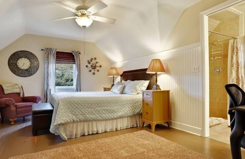 Albany House | Nice Master Bedroom/Bath by Hospital - Women Only