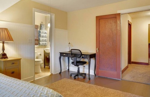 Albany House | Nice Master Bedroom/Bath by Hospital - Women Only
