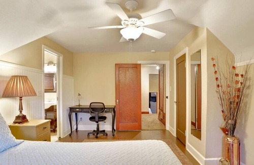 Albany House | Nice Master Bedroom/Bath by Hospital - Women Only