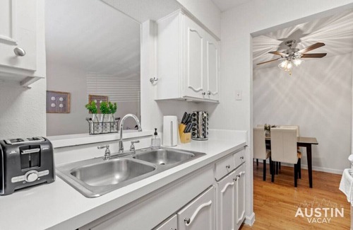 Westfield Apartment | Nice ‘n’ Quiet Downtown Apt | Pool + Free Parking