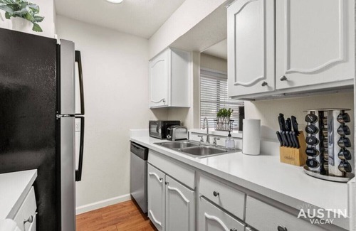 Westfield Apartment | Nice ‘n’ Quiet Downtown Apt | Pool + Free Parking