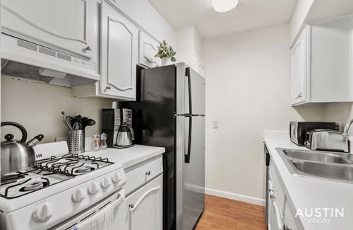Westfield Apartment | Nice ‘n’ Quiet Downtown Apt | Pool + Free Parking