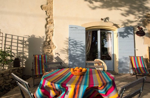 Grans House | NICE PROVENCALE HOUSE 4 pers country garden swimming pool SPA playground