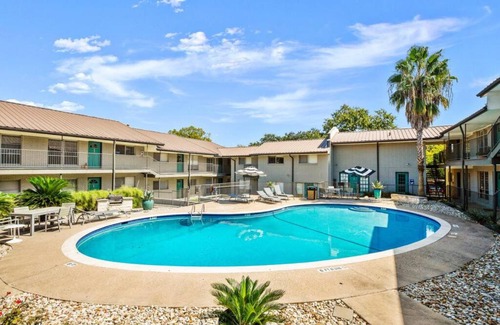 Westfield Apartment | Nice Quiet Downtown Apt Pool Free Parking