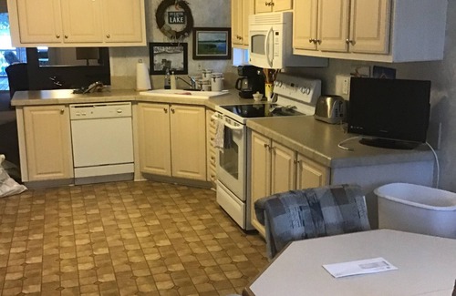 Pomona Park House | Nice quiet lakefront home with great fishing !