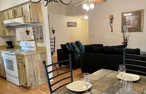 Jan Phyl Village House | Nice spacious 2bd with indoor fireplace near LEGOLAND
