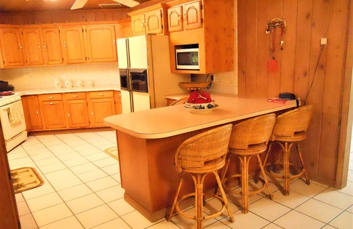 Green Turtle Estates House | Nice Wooden House, a few steps from the beach - sleeps 6 - Strategic location