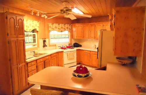 Green Turtle Estates House | Nice Wooden House, a few steps from the beach - sleeps 6 - Strategic location
