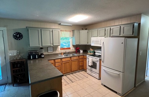 Utica House | Nicely appointed 3 bedroom house located in Seneca SC near Clemson University.