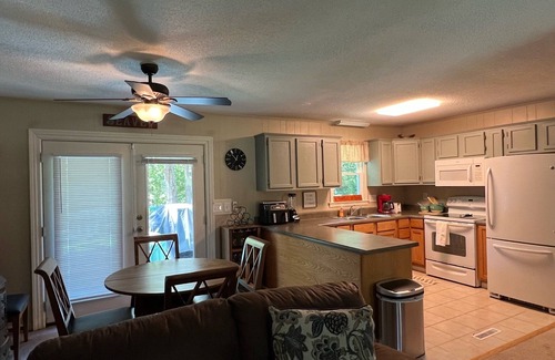 Utica House | Nicely appointed 3 bedroom house located in Seneca SC near Clemson University.