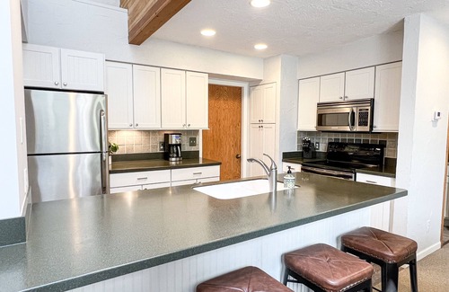 Petoskey Condo | Nicely Decorated 3 Bd LAKESIDE CLUB #56 - Close to Ski Hills + Indoor pool!