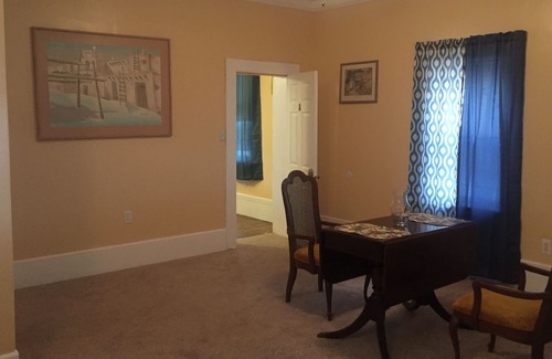 Abingdon House | Nicely Decorated and Cozy Suite in a House