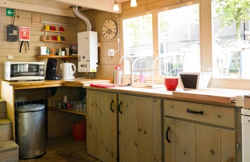 Jordaan Boat Rental | Nicely renovated houseboat located at the Canal belt in the historic centre.